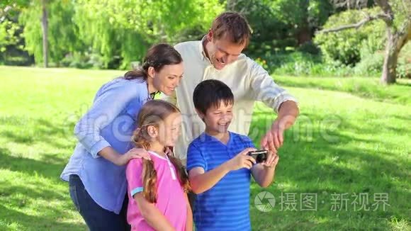 小男孩和家人一起用数码相机