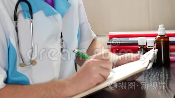 开具处方或证明的男医生视频