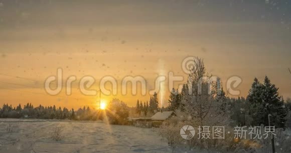 森林附近的一个小木屋，夕阳下一场美丽的降雪，一道美丽的冬季景观.. 视频循环