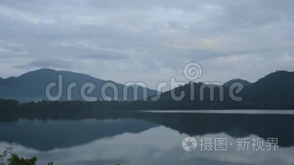湖中雾弥漫的山景视频