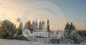 森林附近的一个小木屋，夕阳下一场美丽的降雪，一道美丽的冬季景观.. 视频循环