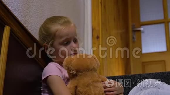 悲伤的女孩和泰迪熊视频