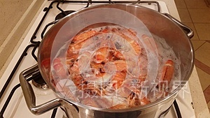 大虎虾用平底锅煮