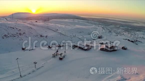 日落时分飞越北部的滑雪场视频