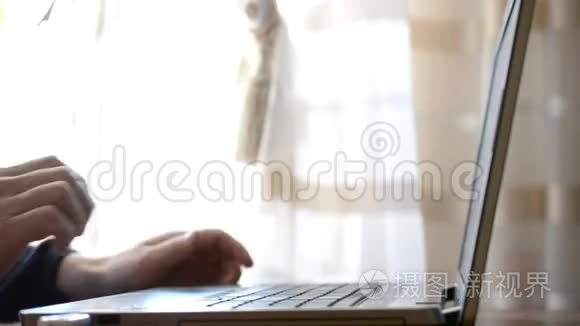 男人只用手快速打字视频