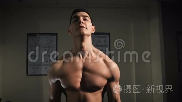 肌肉男对肱二头肌重量运动视频