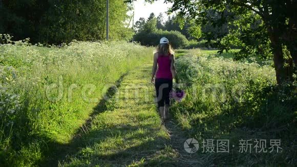 女孩小路花视频