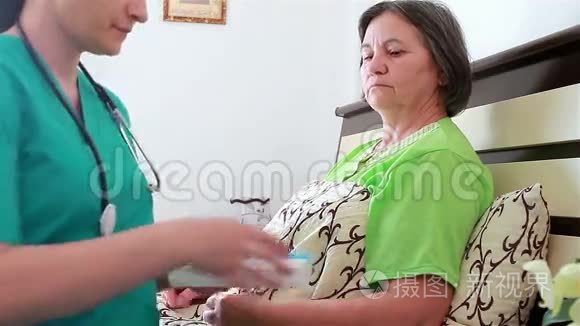老年妇女从护士那里吃药视频