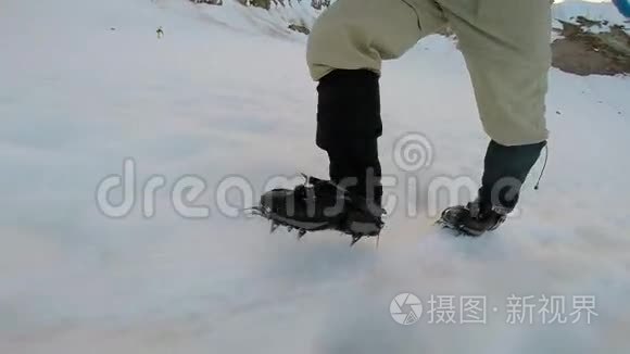 攀登雪山冰斧和冰锥的人视频