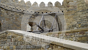 城堡墙上的古代武器视频