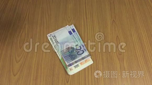 曼警官拿着欧元钞票数了数。 4K