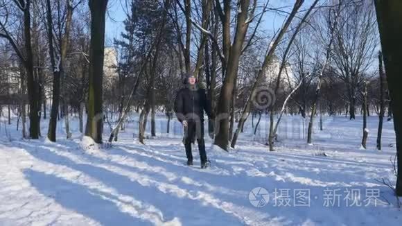 人走在雪地公园里.