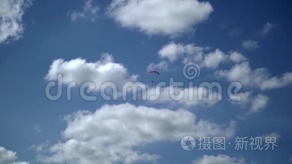 滑翔伞在天空中飞行视频