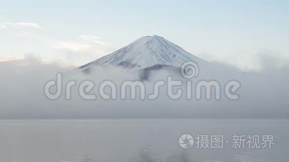 富士山和晨雾