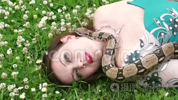 女人脖子上摆着一条蛇