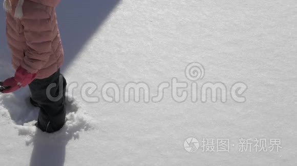 美丽的小女孩做雪天使视频