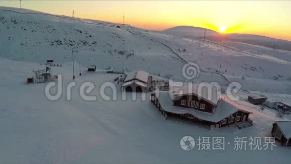 日落时滑雪场的鸟瞰图