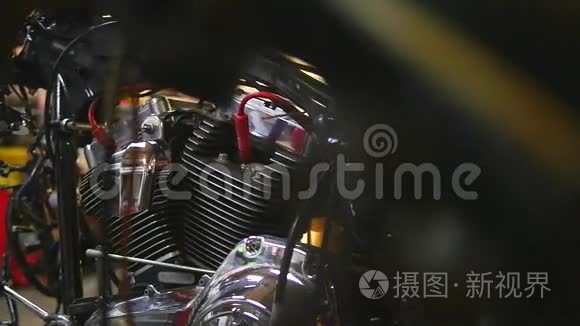 车库内拆卸的摩托车发动机视频