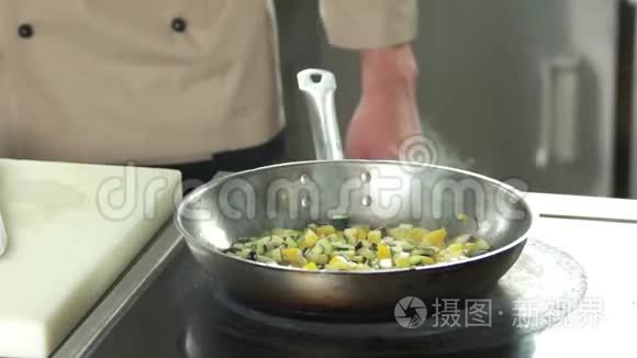 厨师煎蔬菜。