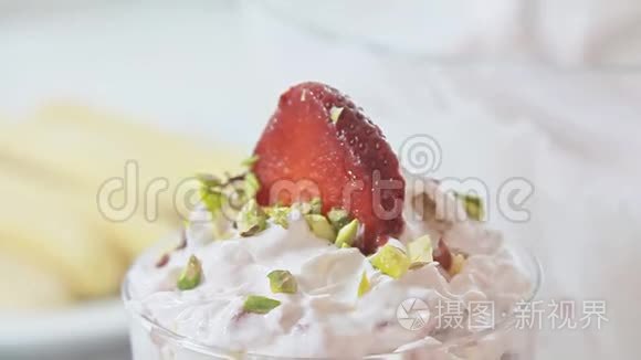 草莓提拉米苏甜点视频