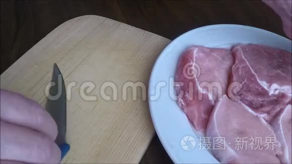 女性手在砧板上切肉的特写