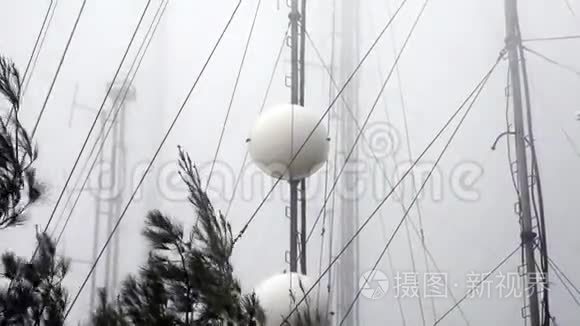 冬天雾天的通讯塔