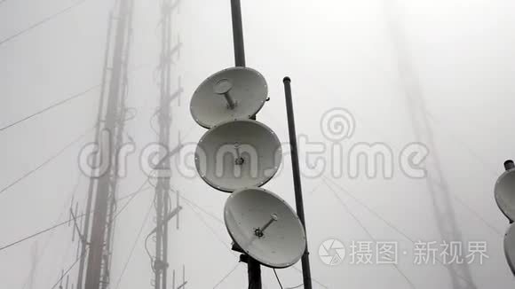 冬天雾天的通讯塔