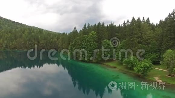 空中：意大利贝洛佩斯卡美丽的绿色森林湖