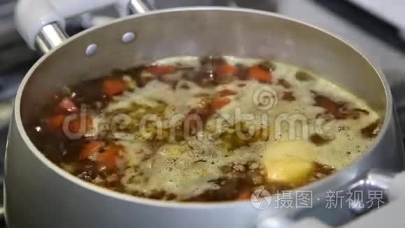 女人搅动亚洲食物视频