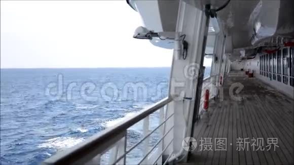 游轮航行的侧甲板视频