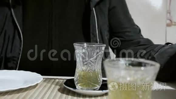 女人用华丽的杯子倒土耳其茶视频