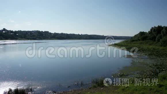 夏季河流和小镇的风景