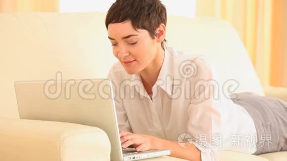 使用笔记本电脑的一个被修理的女人