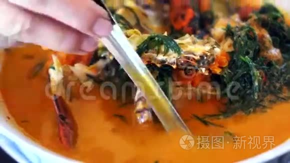 泰国菜，海鲜蓝蟹加辣椰子咖喱汤和蔬菜