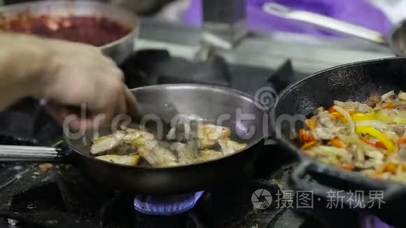 厨师在厨房的炒菜和肉视频