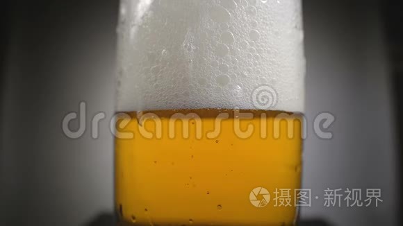 带白色泡沫的金啤酒