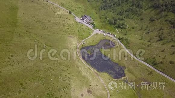 席尔帕里奥，贝加莫，意大利。 从空中俯瞰小屋Vivione、池塘和山口周围的环境