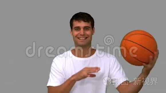 一个人在灰色屏幕上打篮球
