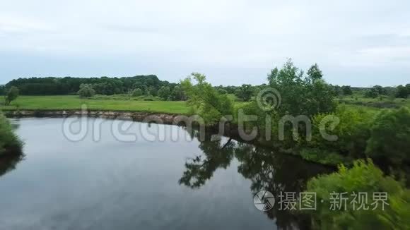 飞越Seim河，乌克兰被树木包围空中录像