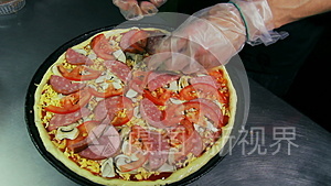 皮萨约洛在披萨上倒意大利腊肠视频