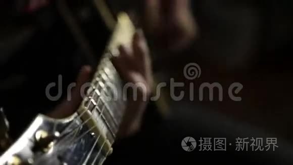 一个摇滚乐队的吉他手们用吉他、特写的手和吉他脖子演奏