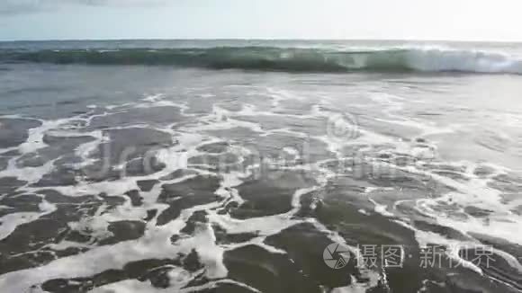 蓝色海浪在海洋热带海滩冲浪视频