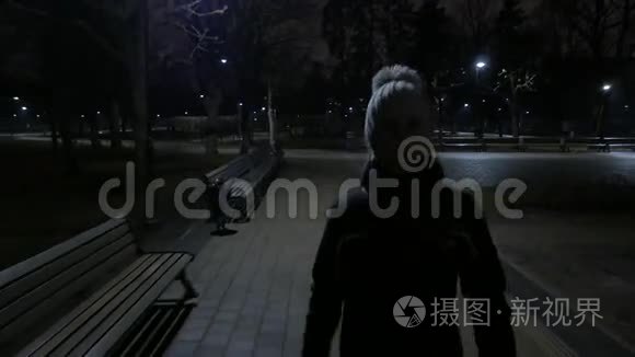 孤独的女孩在晚上散步。 夜城，4K超高清