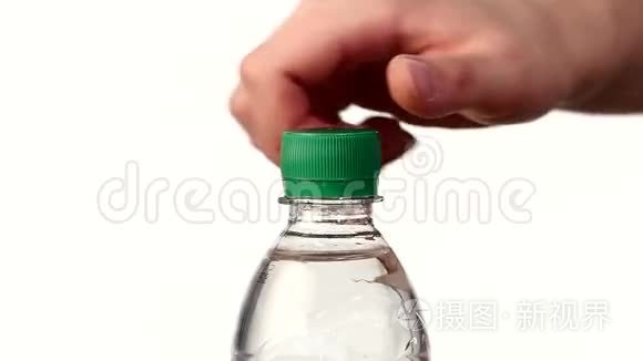双手打开一瓶绿色的淡水