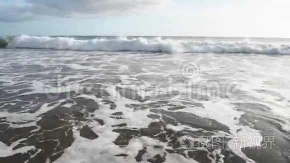 蓝色海浪在海洋热带海滩冲浪视频