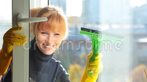 女人打扫窗户