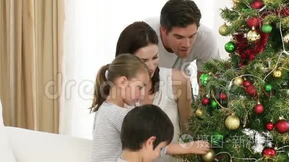 父母和孩子装饰圣诞树视频