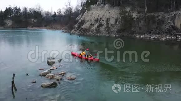 两个运动员漂浮在河里的红船上视频