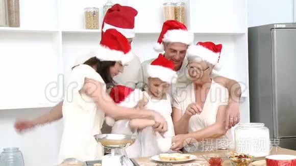 一家人在家做圣诞烘焙视频