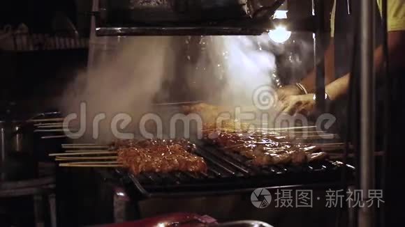 亚洲之夜集市烹饪煎饼和披萨视频